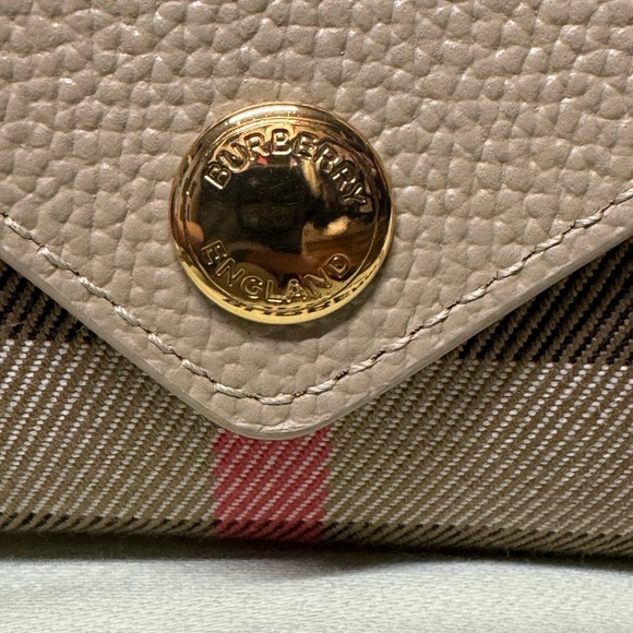 Burberry crossbody NWOT (does not include phone!) Does include original dust bag - Picture 2 of 11